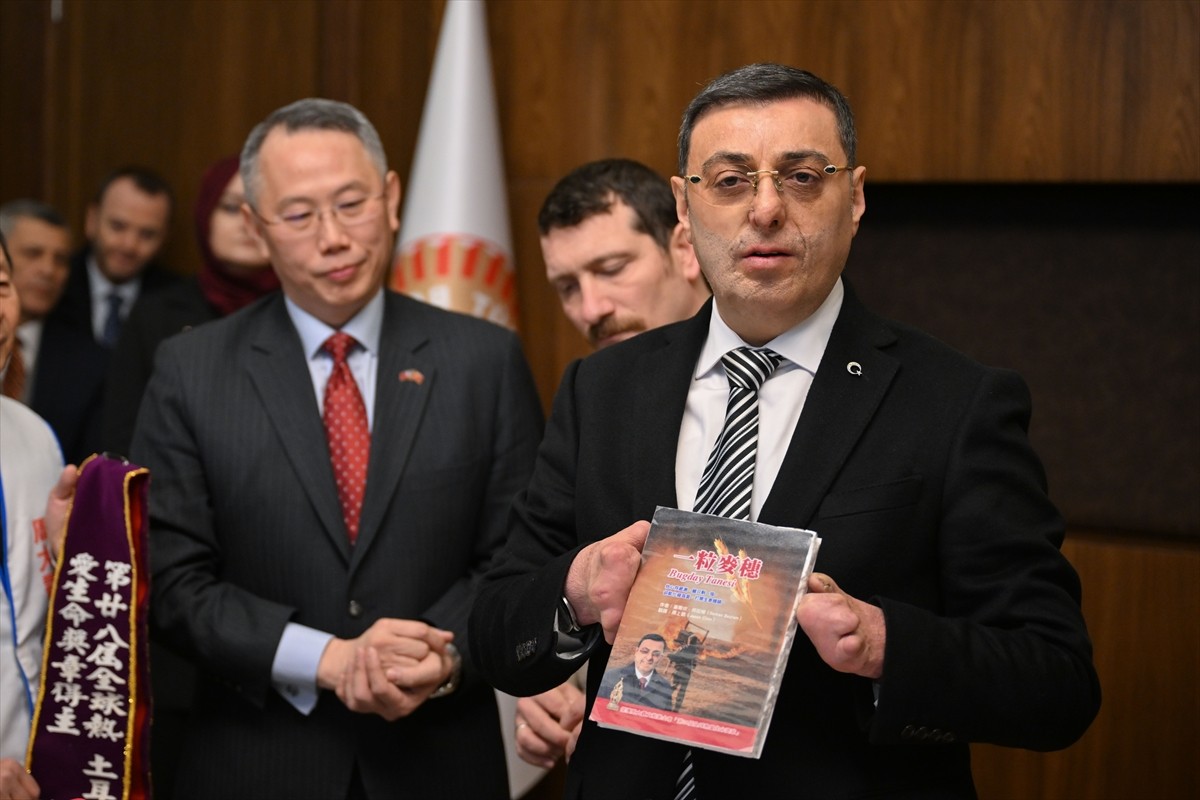 AK Parti İstanbul Milletvekili Serkan Bayram'a (ortada), Tayvan'ın Ekonomi ve Kültür Misyonu...