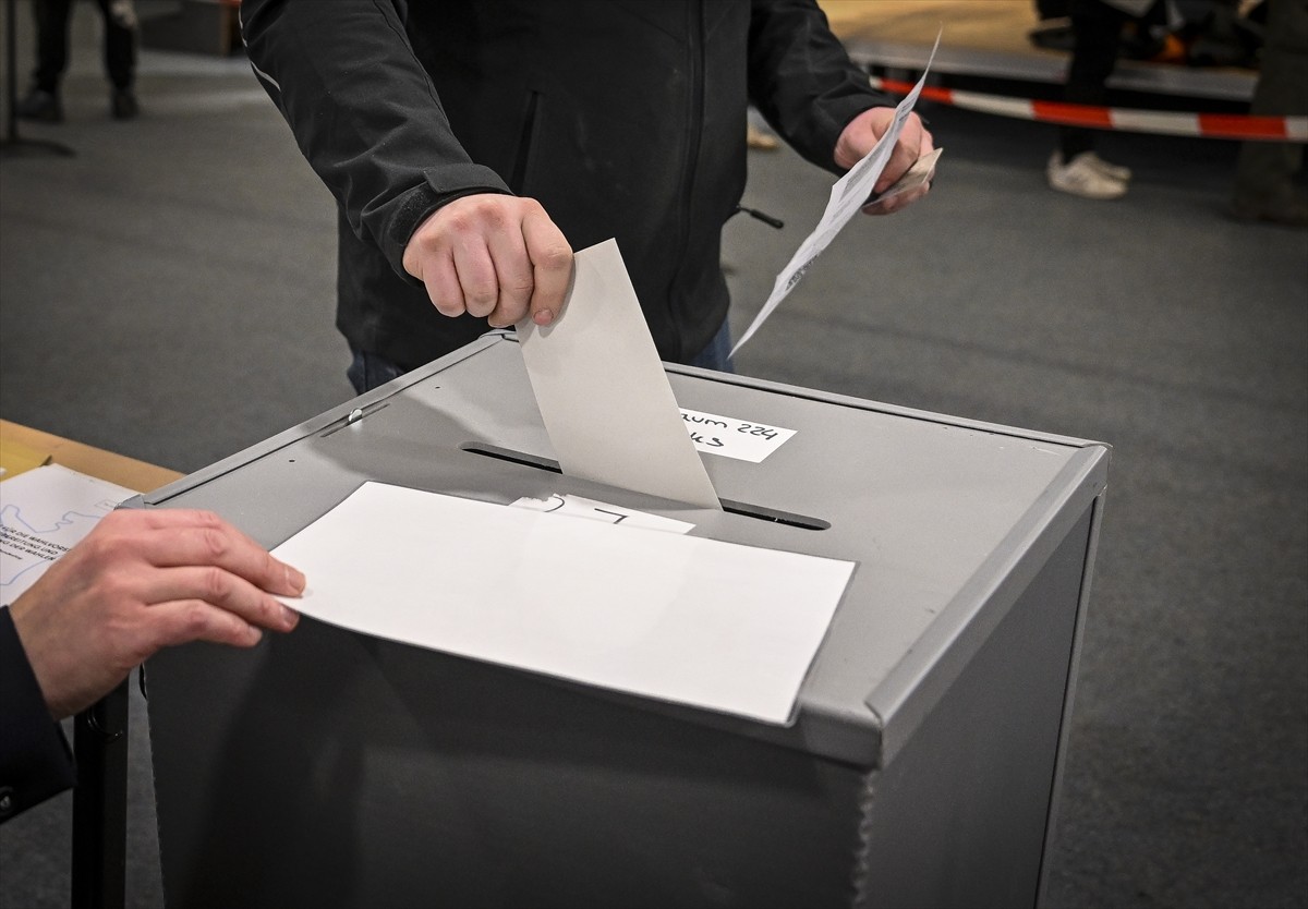 Almanya'da 21. dönem Federal Meclis'te (Bundestag) yer alacak milletvekillerini seçmek için oy...