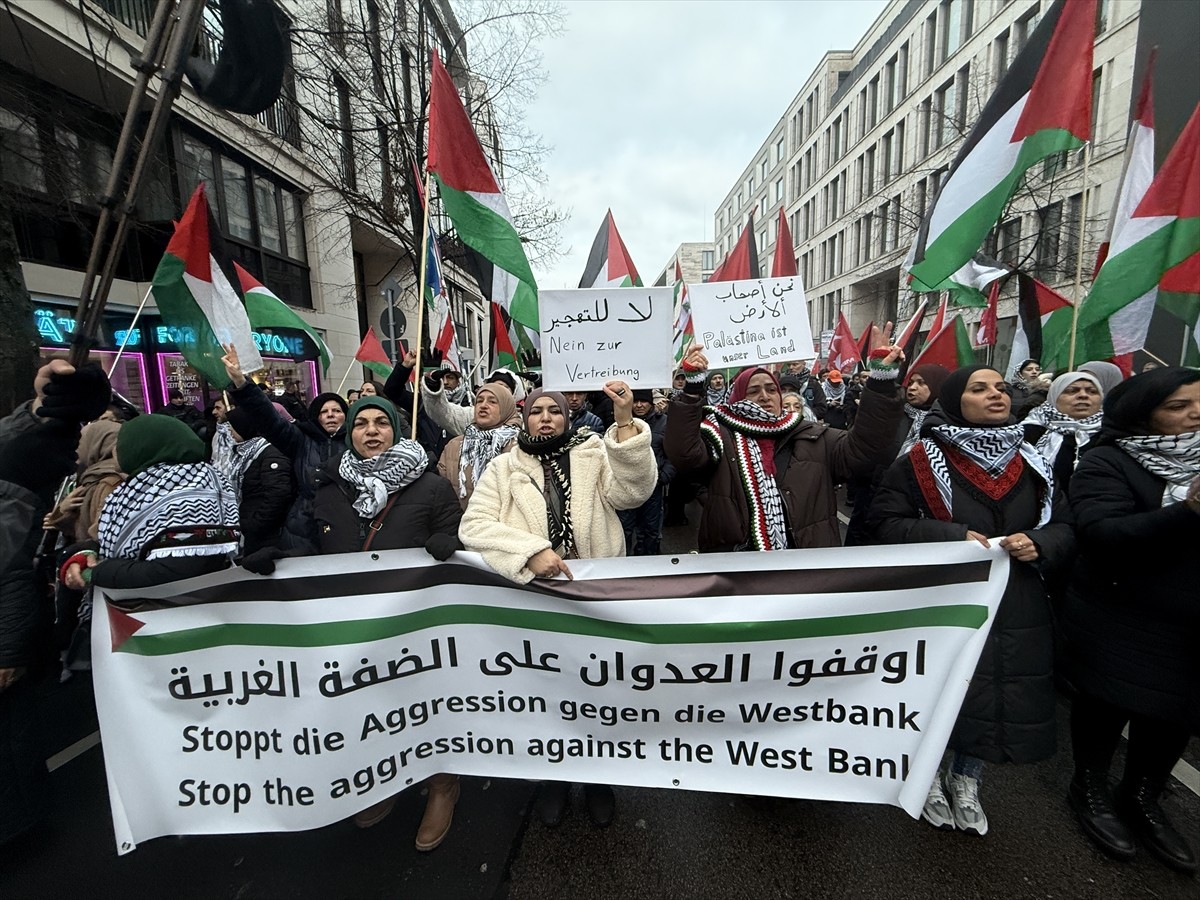 Almanya'nın başkenti Berlin'de yüzlerce kişinin katılımıyla Filistin'e destek gösterisi...