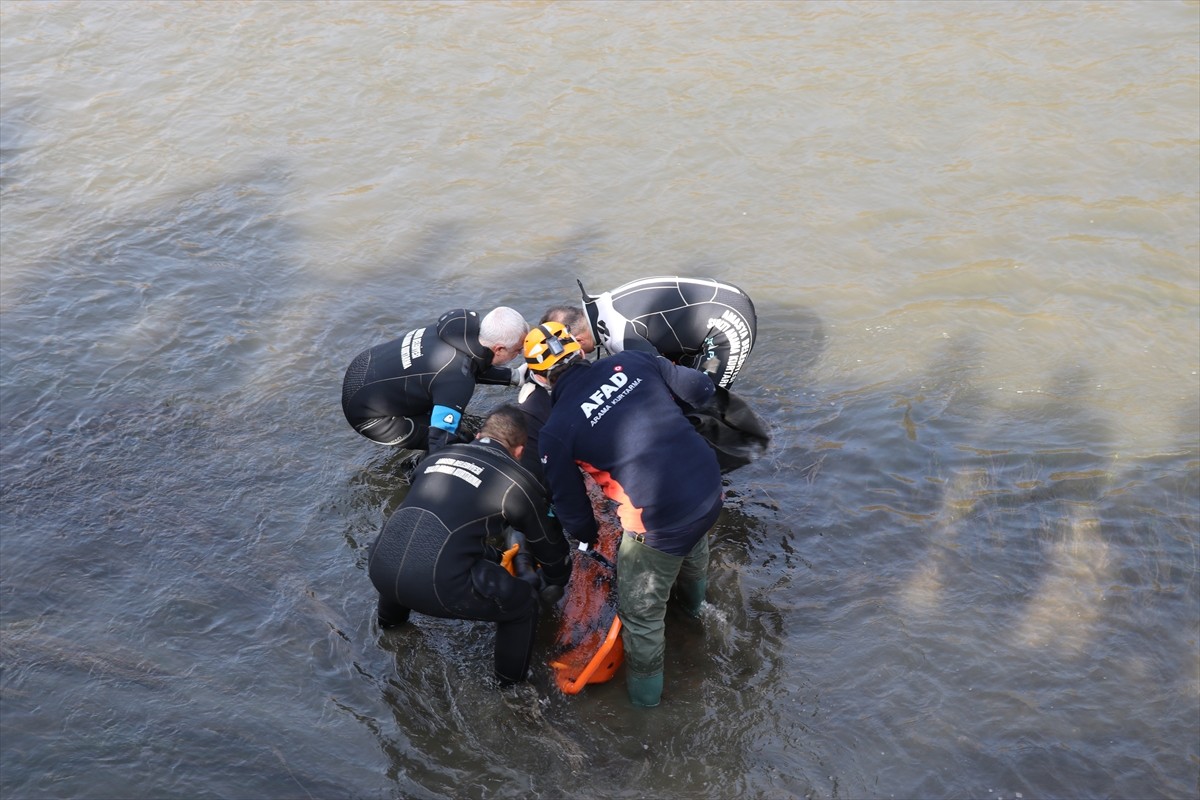  Amasya'dan geçen Yeşilırmak'ta erkek cesedi bulundu.