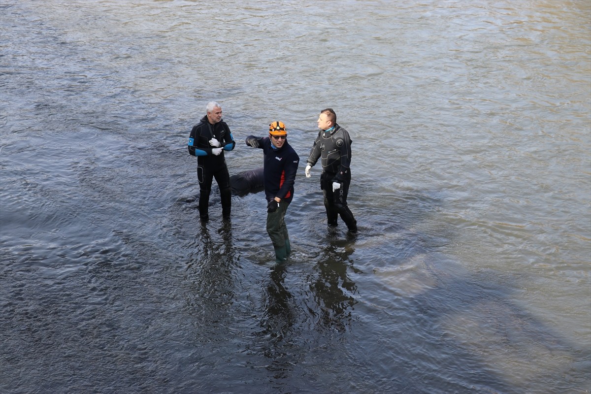  Amasya'dan geçen Yeşilırmak'ta erkek cesedi bulundu.