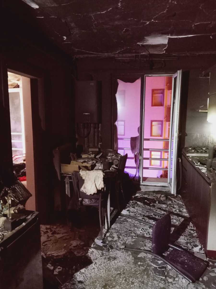 Amasya'nın Merzifon ilçesinde apartman dairesinde çıkan yangında bir kadın yaşamını...