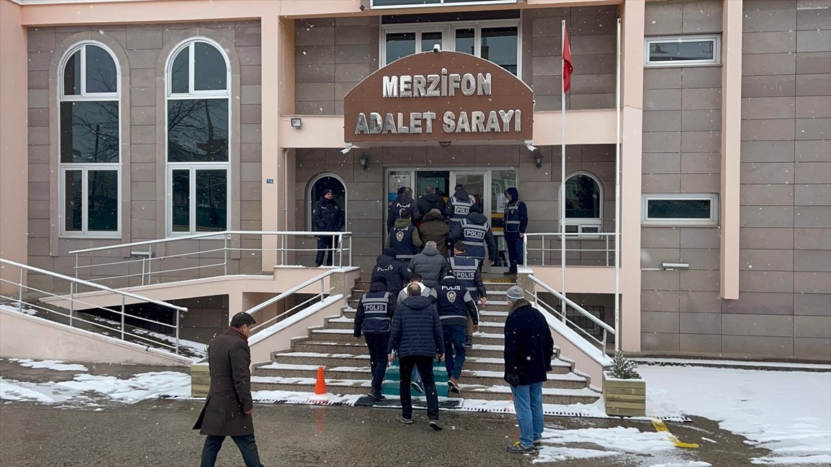 Amasya'nın Merzifon ilçesinde bakır levha çaldıkları iddiasıyla gözaltına alınan 10 şüpheliden 4'ü...