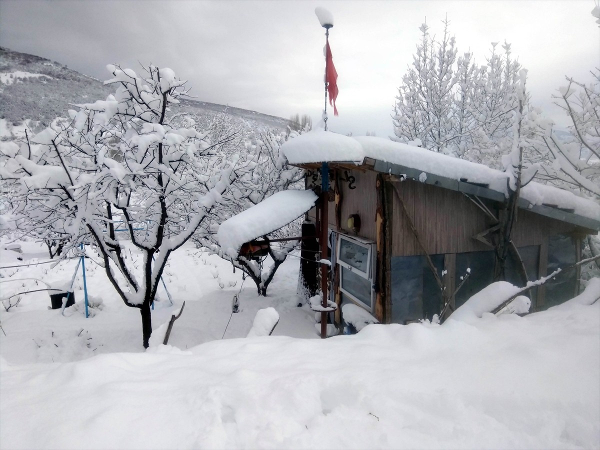 Amasya'nın yüksek kesimlerinde kar yağışı etkili oldu. Taşova ilçesine bağlı Dereli ve çevre...