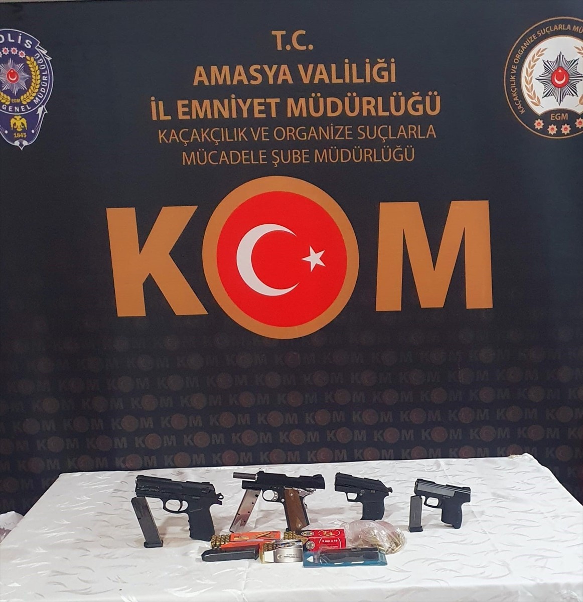 Amasya’nın Merzifon ilçesinde silah ticareti yaptığı iddiasıyla gözaltına alınan zanlı...