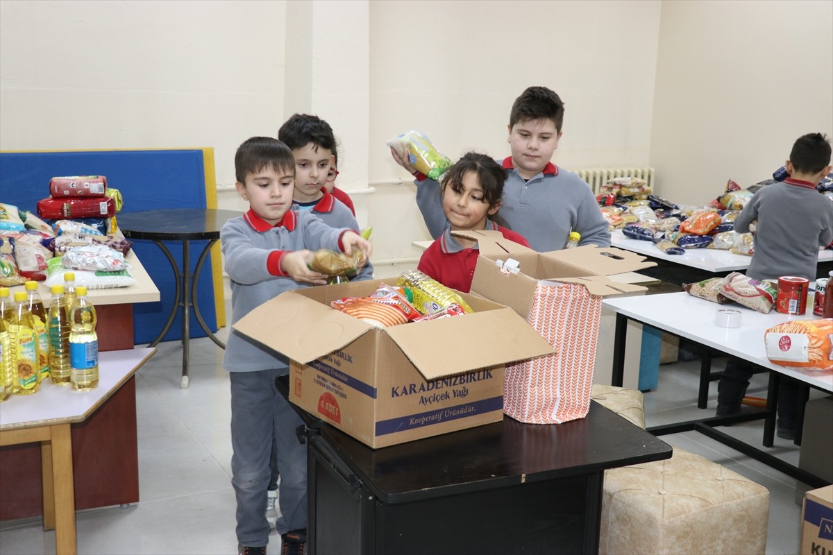 Amasya Zübeyde Hanım Üçler İlkokulu öğrencileri, harçlıklarıyla hazırladıkları ramazan kolilerini...