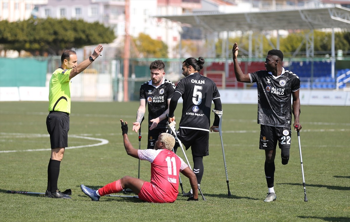 Ampute futbolu Süper Kupa finalinde Alves Kablo ile İzmir Büyükşehir Belediyesi, Antalya Kepez...