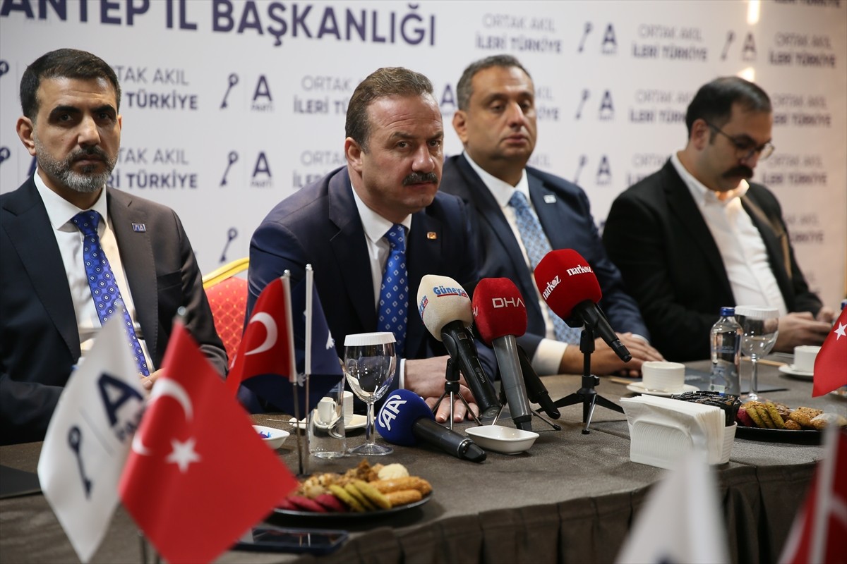 Anahtar Parti Genel Başkanı Yavuz Ağıralioğlu, Gaziantep'te bir otelde düzenlediği basın...