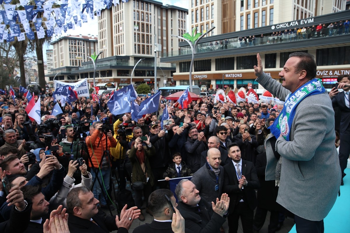 Anahtar Parti Genel Başkanı Yavuz Ağıralioğlu, partisinin il başkanlığının açılışı için geldiği...