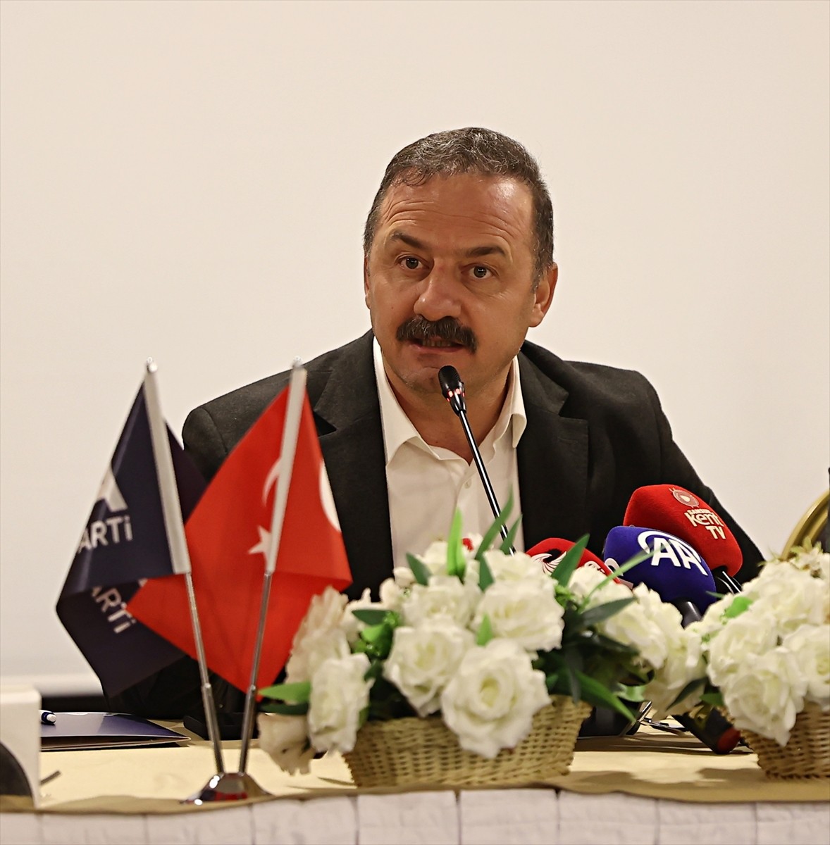 Anahtar Parti Genel Başkanı Yavuz Ağıralioğlu, Samsun'daki bir otelde basın toplantısı...