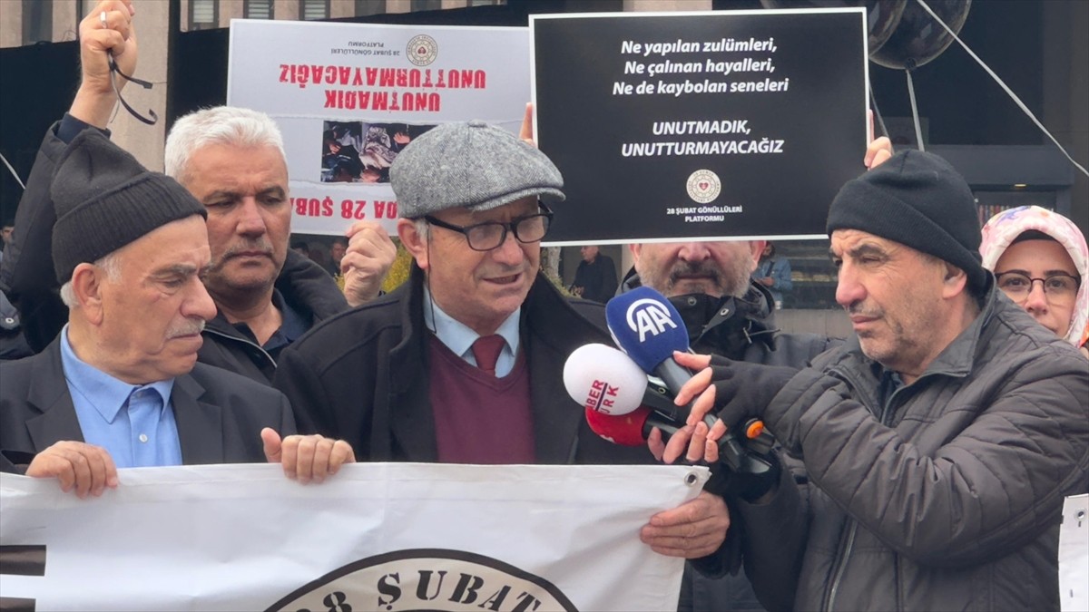 Ankara'da 28 Şubat Gönüllüleri Platformu üyeleri, 28 Şubat "postmodern darbe"nin yıl dönümü...