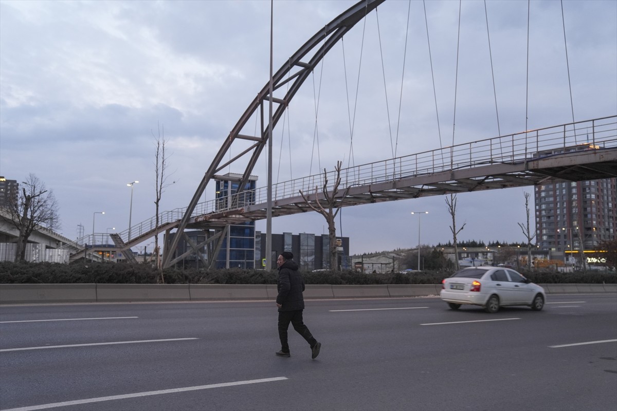Ankara'da trafik akışının yoğun olduğu İstanbul Yolu'ndaki üst geçidin onarım çalışmaları...