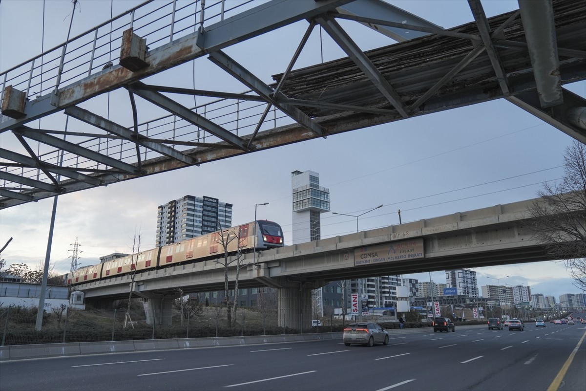 Ankara'da trafik akışının yoğun olduğu İstanbul Yolu'ndaki üst geçidin onarım çalışmaları...