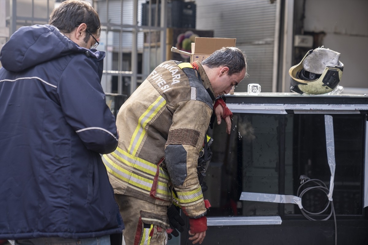 Ankara'nın Altındağ ilçesi Hacı Bayram Mahallesi'nde 2 katlı mobilya dükkanından başlayıp...
