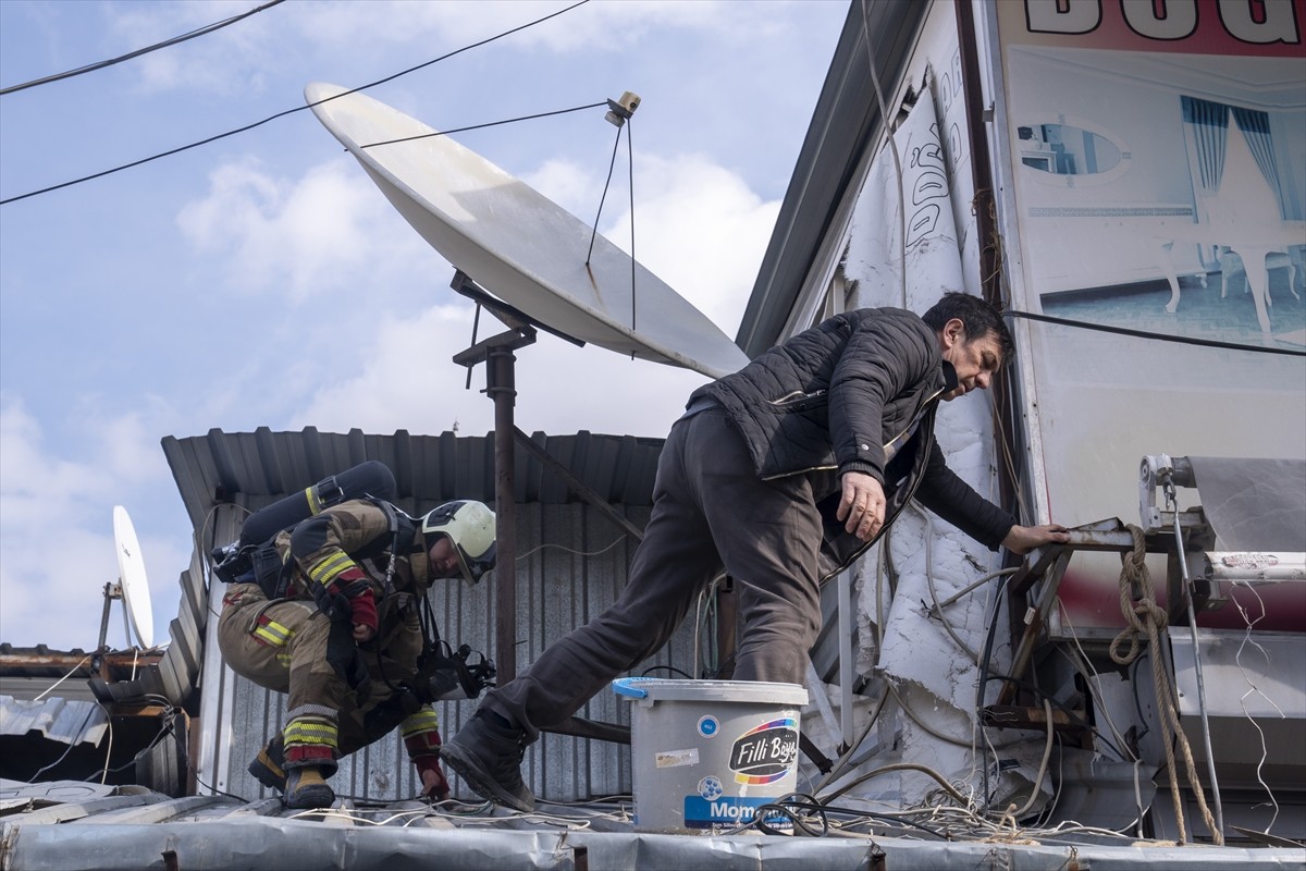 Ankara'nın Altındağ ilçesi Hacı Bayram Mahallesi'nde 2 katlı mobilya dükkanından başlayıp...