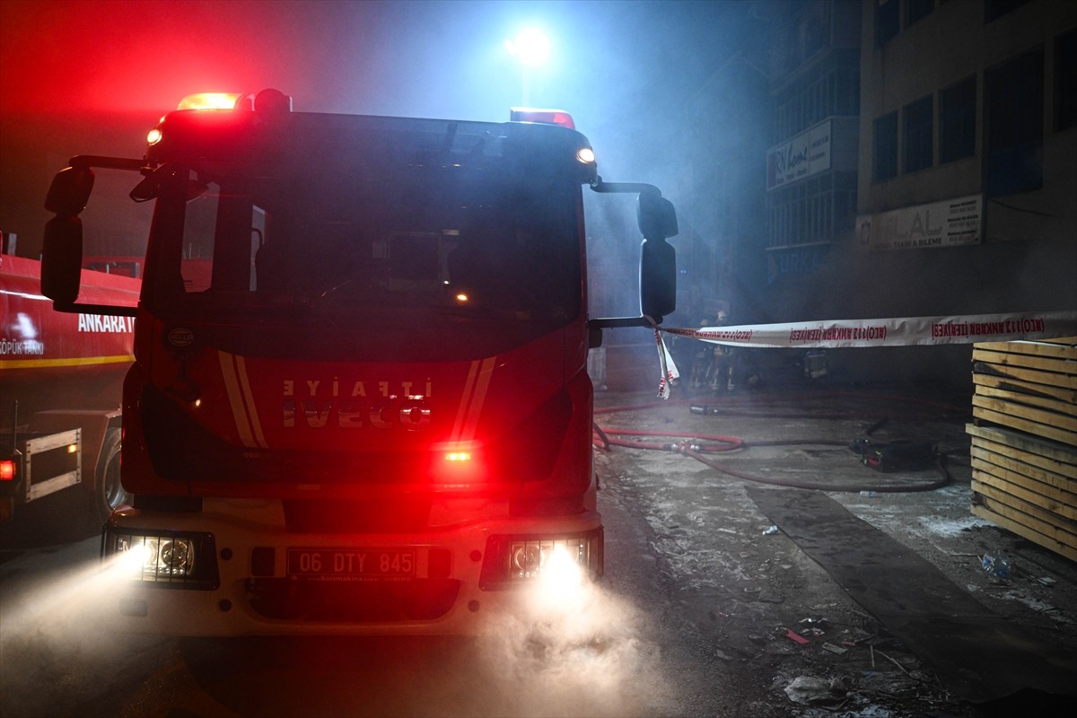 Ankara'nın Altındağ ilçesi Siteler semtindeki mobilya atölyesinde çıkan yangın, itfaiyenin...
