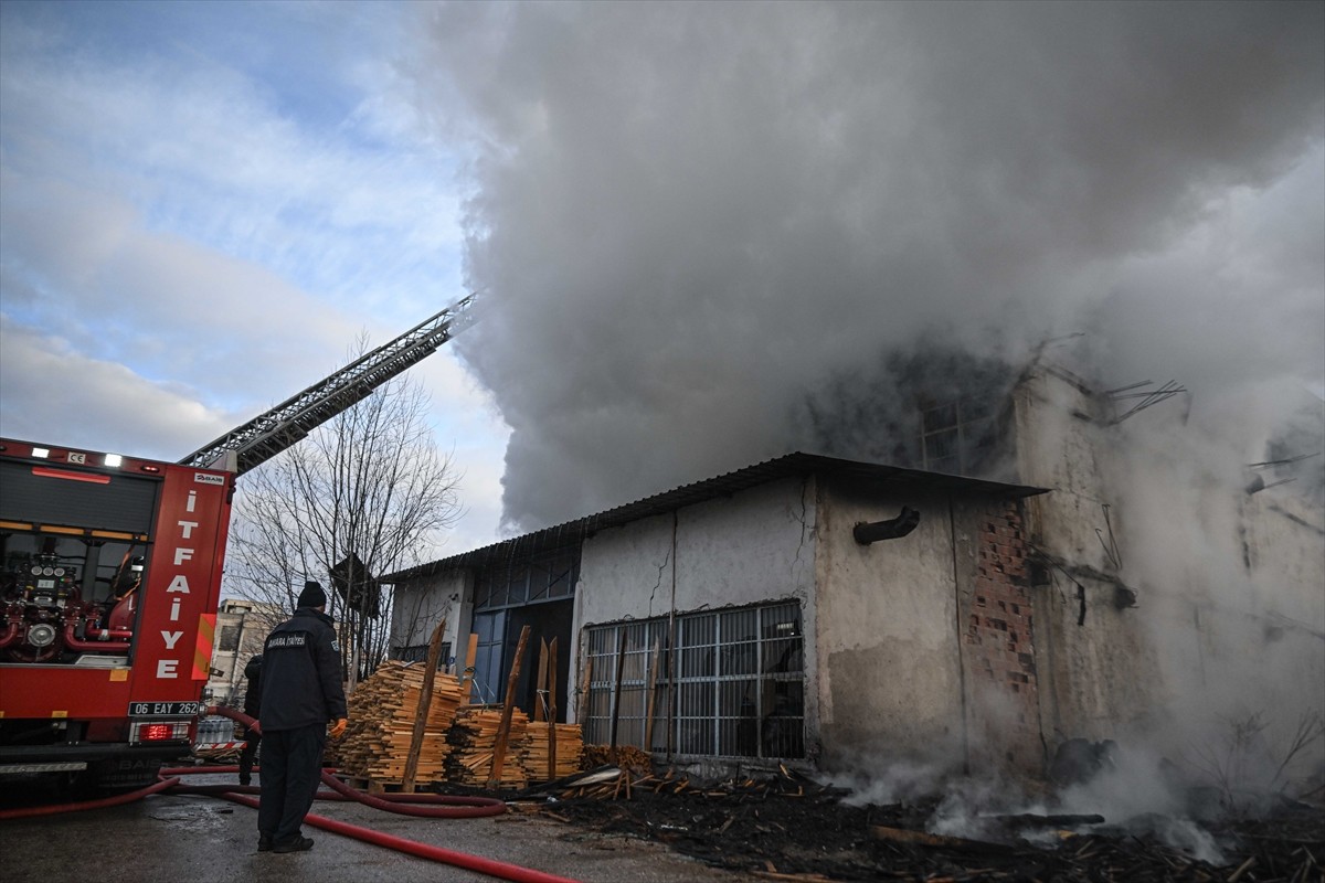 Ankara'nın Altındağ ilçesinde sanayi sitesinde ahşap malzeme üretimi yapan iş yerinde çıkan yangın...
