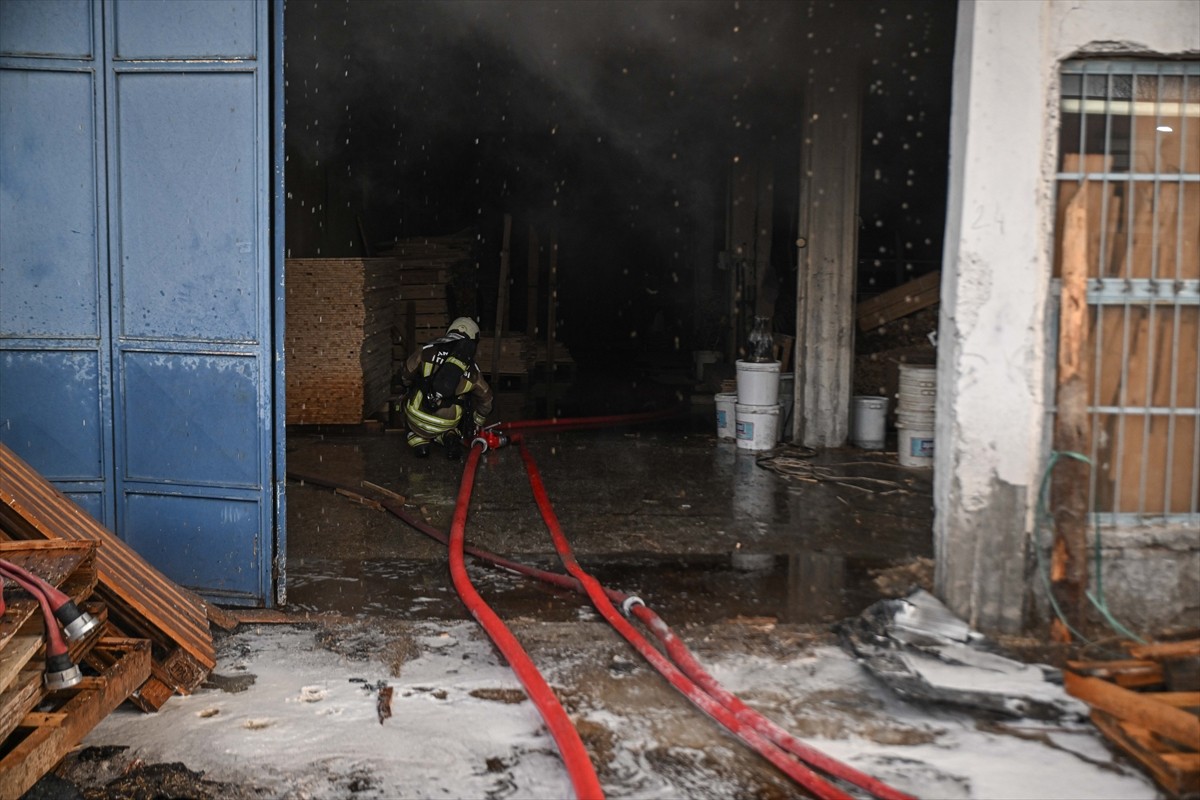 Ankara'nın Altındağ ilçesinde sanayi sitesinde ahşap malzeme üretimi yapan iş yerinde çıkan yangın...