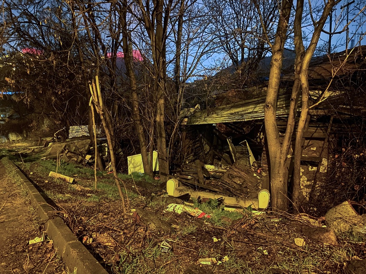 Ankara'nın Altındağ ilçesinde, yalnız yaşadığı gecekonduda çıkan yangında 81 yaşındaki kadın...