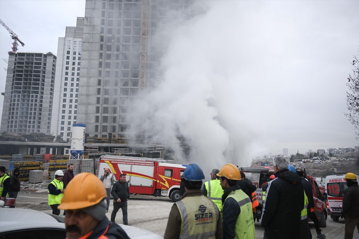 Ankara'nın Çankaya ilçesinde bir inşaat alanında çıkan yangına itfaiye ekiplerince müdahale...
