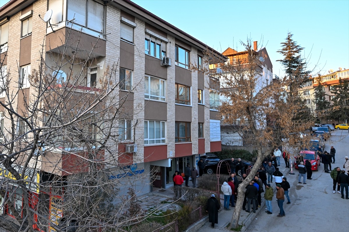 Ankara'nın Yenimahalle ilçesinde aynı aileden 3 kişi evlerinde ölü bulundu.