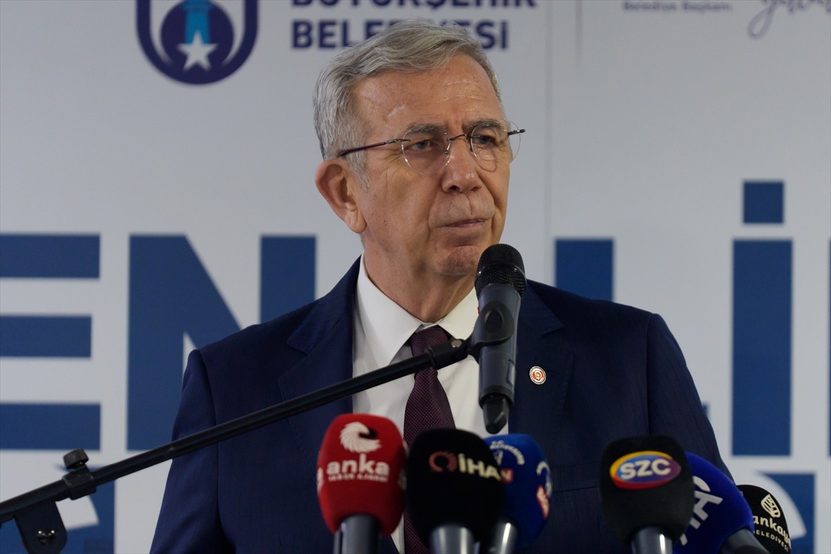 Ankara Büyükşehir Belediye (ABB) Başkanı Mansur Yavaş BelPa Buz Pateni Tesisi içinde hizmet...