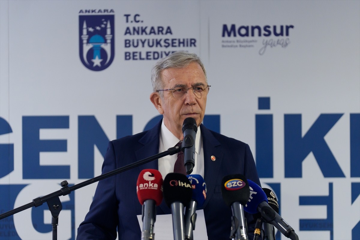 Ankara Büyükşehir Belediye (ABB) Başkanı Mansur Yavaş BelPa Buz Pateni Tesisi içinde hizmet...