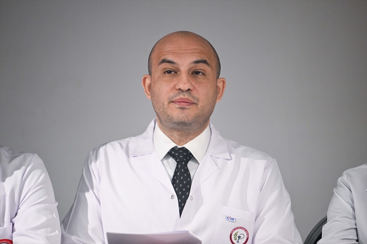 Ankara Eczacı Odası Başkanı Cumhur Cem Abbasoğlu, Ankara Eczacı Odasında düzenlediği basın...