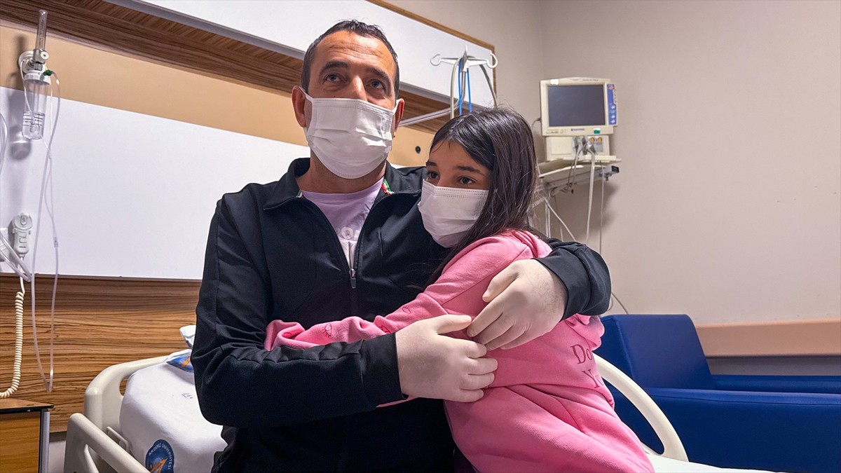 Antalya'da 7 yıldır kalp hastalığıyla mücadele eden Hakan Kaya, Akdeniz Üniversitesi Hastanesi'nde...