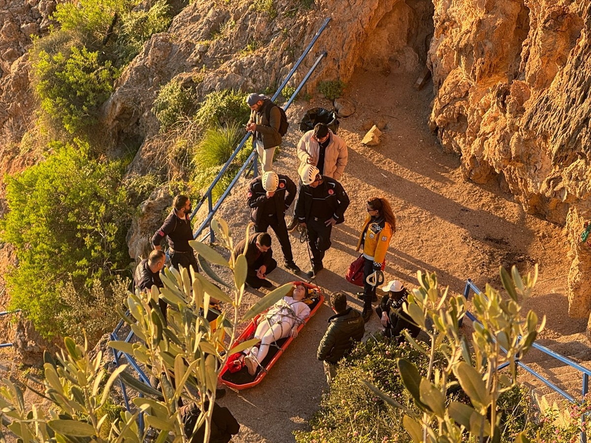 Antalya'da falezlerden düşen Rus genç kız yaralandı. Yaralanan Naila Vokhidova, sağlık ekiplerince...