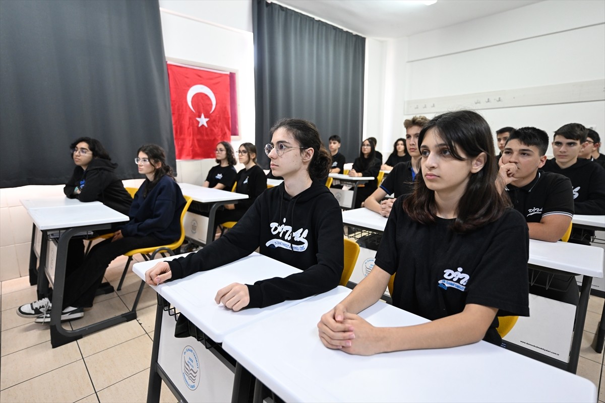 Antalya'da yarıyıl tatilinin ardından eğitim öğretim yılının ikinci dönemine başlayan öğrenciler...