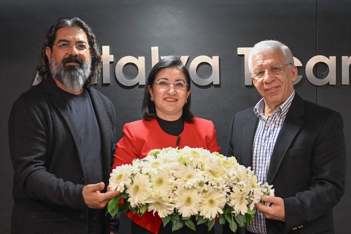 Antalya'dan Sevgililer Günü dolayısıyla 30 ülkeye 75 milyon dal çiçek gönderildiği bildirildi....