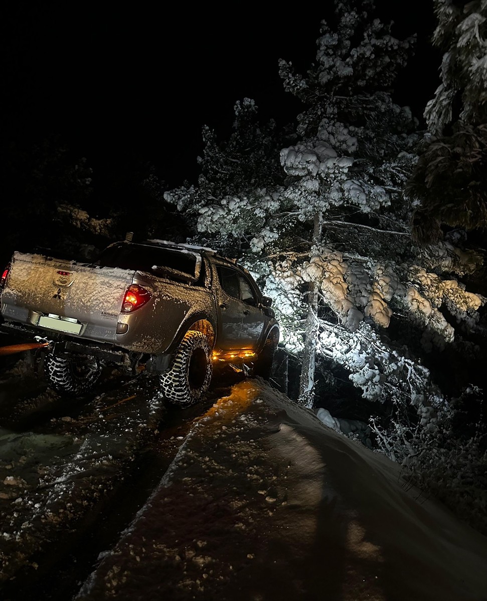 Antalya'nın Alanya ilçesinde yayla yolunda kar nedeniyle ilerleyemeyen araçlarında mahsur kalanlar...