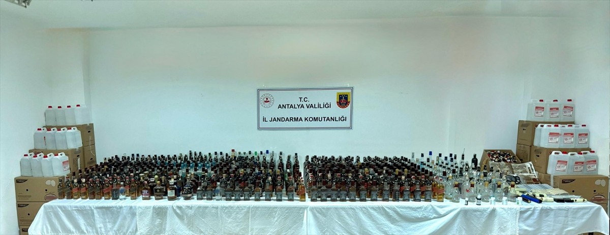 Antalya'nın Döşemealtı ilçesinde düzenlenen kaçak ve sahte içki operasyonunda gözaltına alınan...