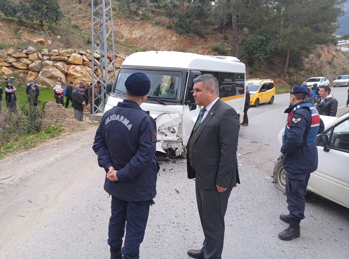 Antalya'nın Gazipaşa ilçesinde öğrenci servisi ile kamyonetin çarpışması sonucu 21'i öğrenci 24...