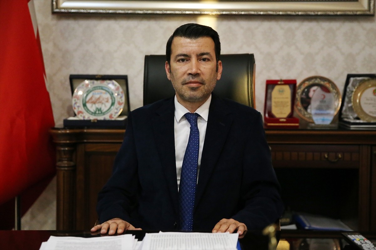 Antalya'nın Gazipaşa ilçesinde yolcu otobüsünün şarampole devrilmesi sonucu 1 kişi öldü, 32 kişi...