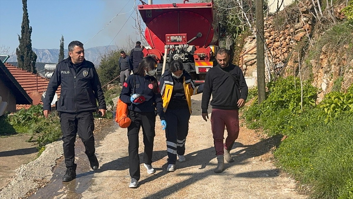 Antalya'nın Kepez ilçesinde müstakil evde çıkan yangın söndürüldü. Bölgeye polis, sağlık ve...