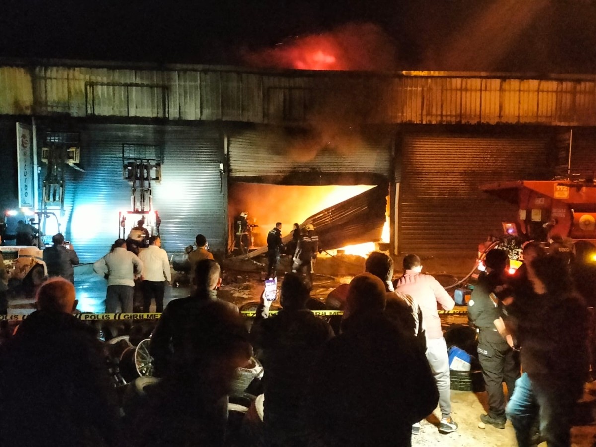 Antalya'nın Manavgat ilçesindeki sanayi sitesinde çıkan yangında 3 iş yerinde hasar oluştu.