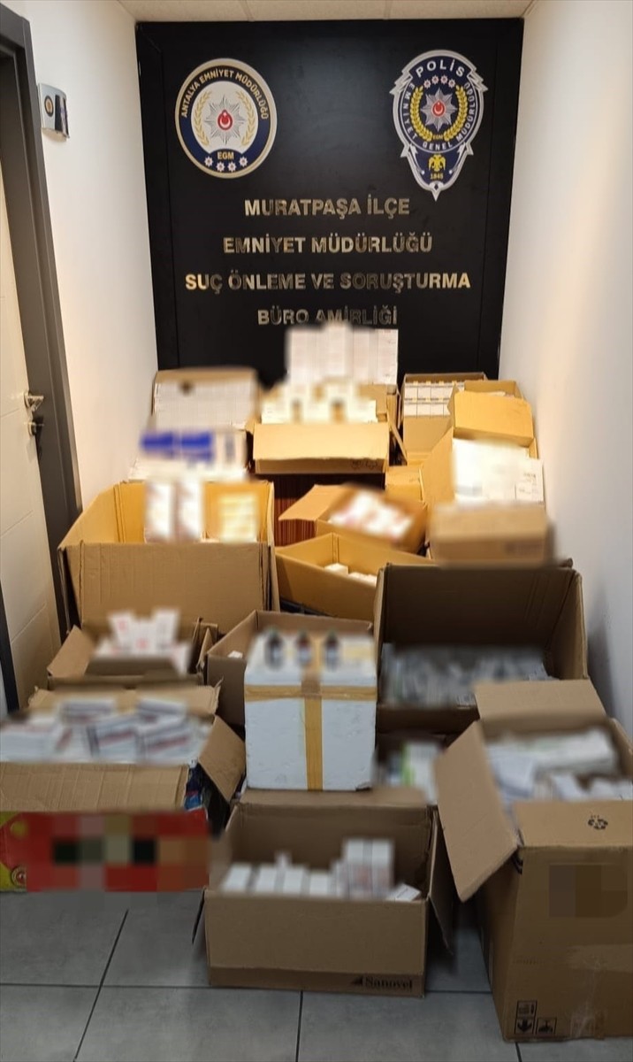 Antalya'nın Muratpaşa ilçesinde bir depoya düzenlenen operasyonda eczane dışında satışı yasak olan...