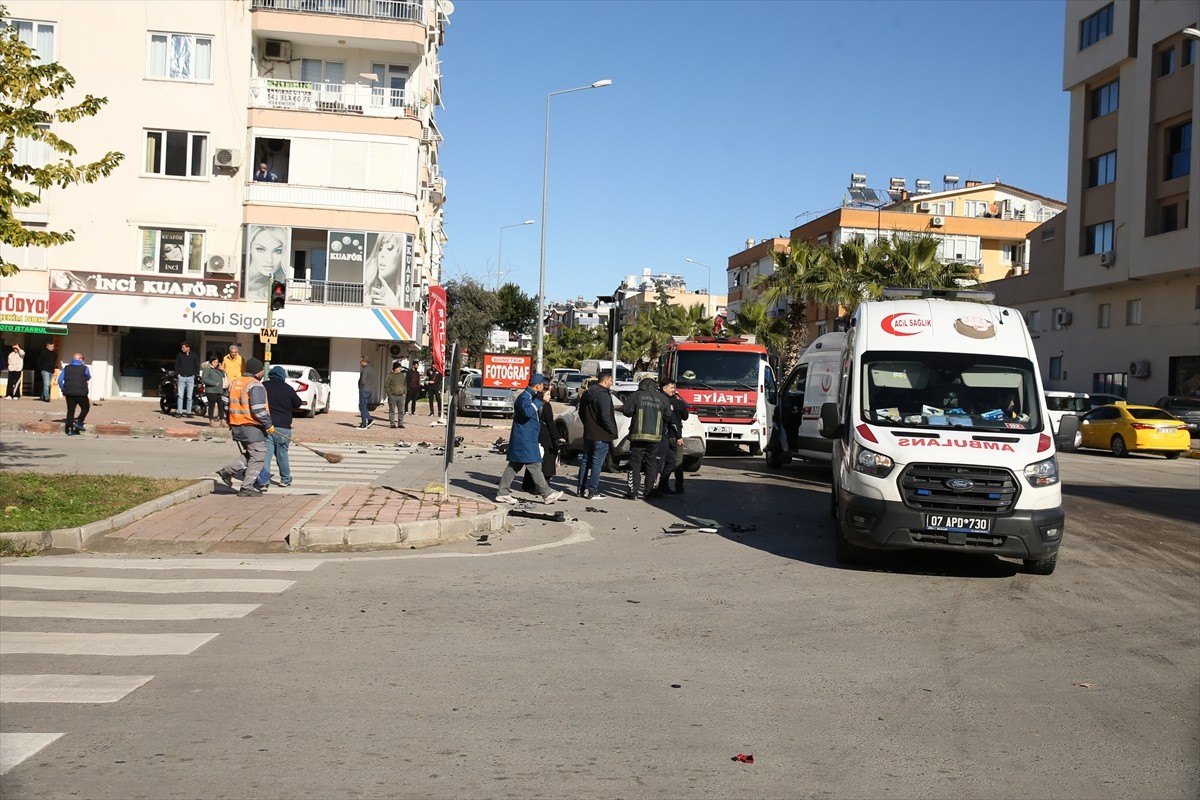 Antalya'nın Muratpaşa ilçesinde iki otomobilin çarpışması sonucu 3 kişi yaralandı. 