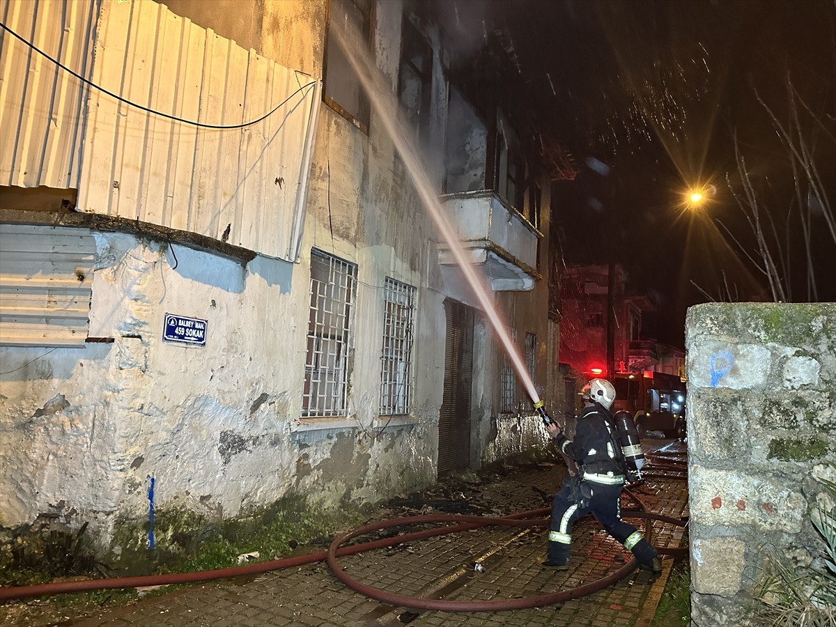 Antalya'nın Muratpaşa ilçesinde yangın çıkan tarihi bina hasar gördü.