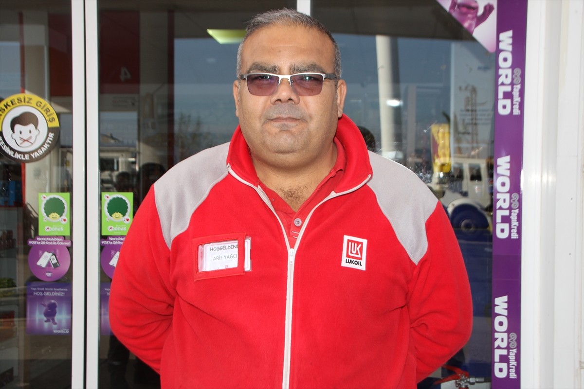 Antalya'nın Serik ilçesinde kasiyerlik yapan kişi, evlenmek için biriktirdiği 200 bin lirayı Türk...