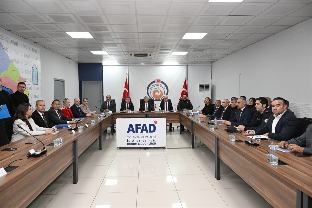 Antalya Valisi Hulusi Şahin başkanlığında AFAD İl Müdürlüğünde "Konyaaltı Sahili Değerlendirme...