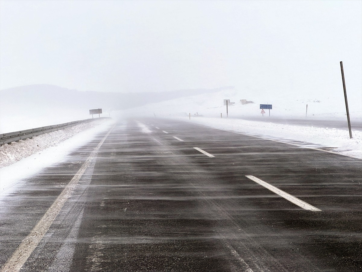Ardahan'da etkili olan kar ve tipi nedeniyle yolda buzlanma oluştu, görüş mesafesi düştü.
