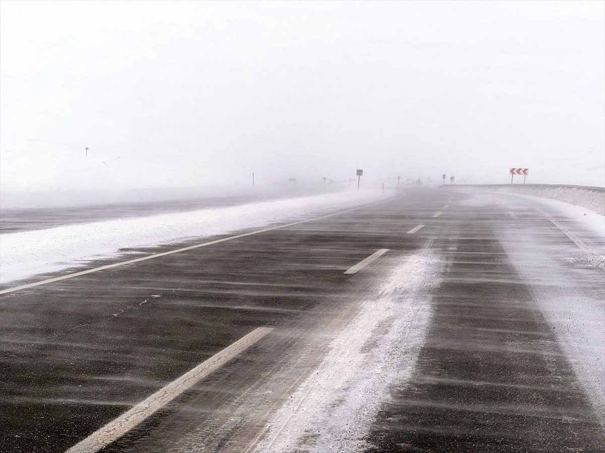Ardahan'da etkili olan kar ve tipi nedeniyle yolda buzlanma oluştu, görüş mesafesi düştü.