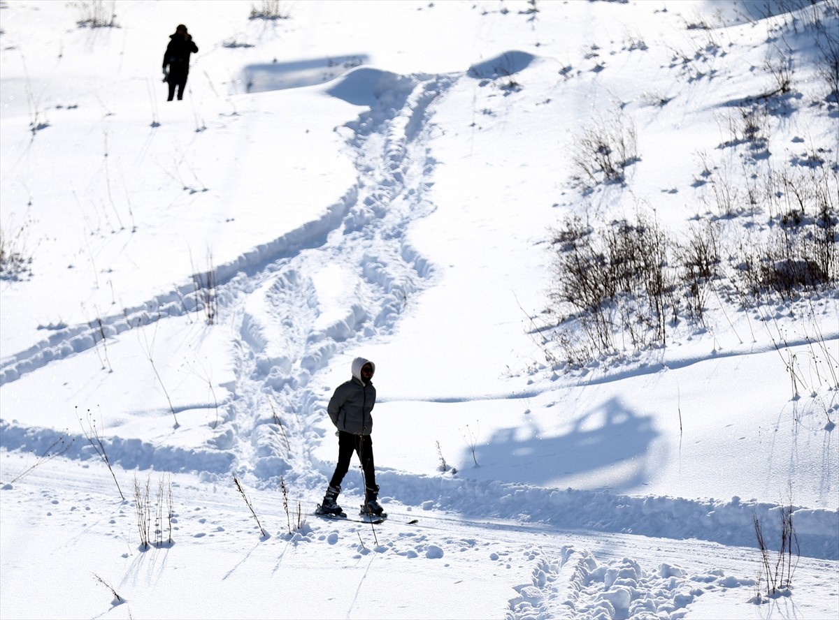 Ardahan'da, hafta sonunu değerlendirmek isteyen kayakseverler, açılışı dün yapılan Yalnızçam Kayak...