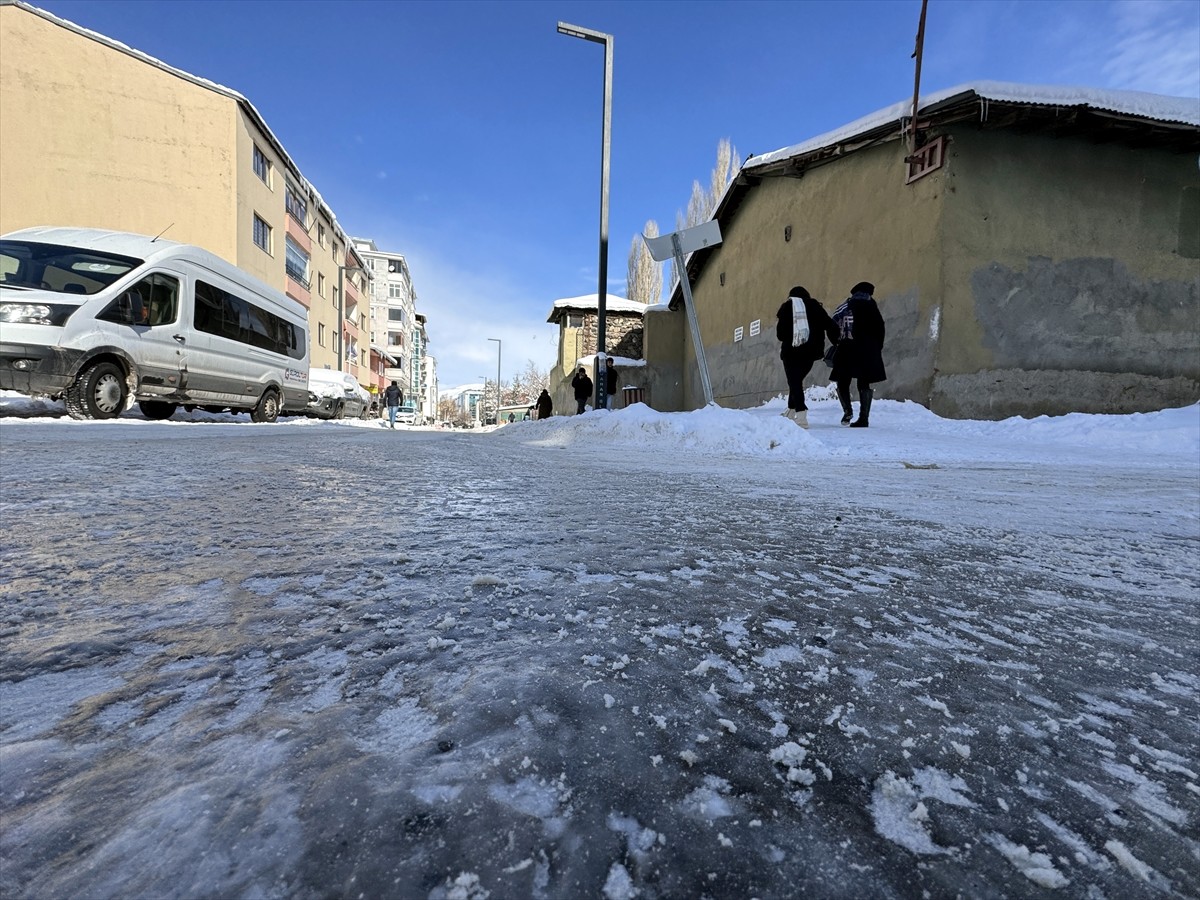 Ardahan'da iki gündür etkili olan kar ve tipi, yerini soğuk havaya bıraktı. Gece hava sıcaklığının...