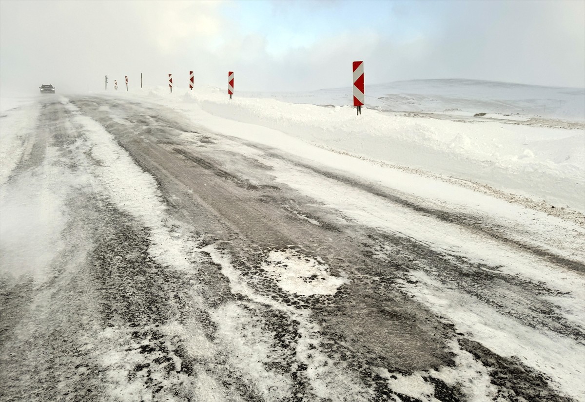 Ardahan'da kar ve yoğun tipi, ulaşımda aksamalara neden oldu. Kenti Karadeniz'e bağlayan...