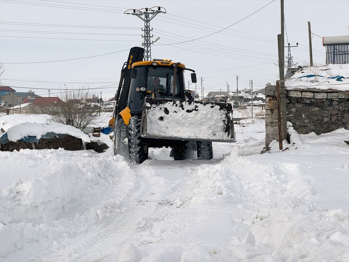 Ardahan'da kar yağışı ve tipi nedeniyle ulaşıma kapanan 13 köy yolunun açılması için çalışmalar...