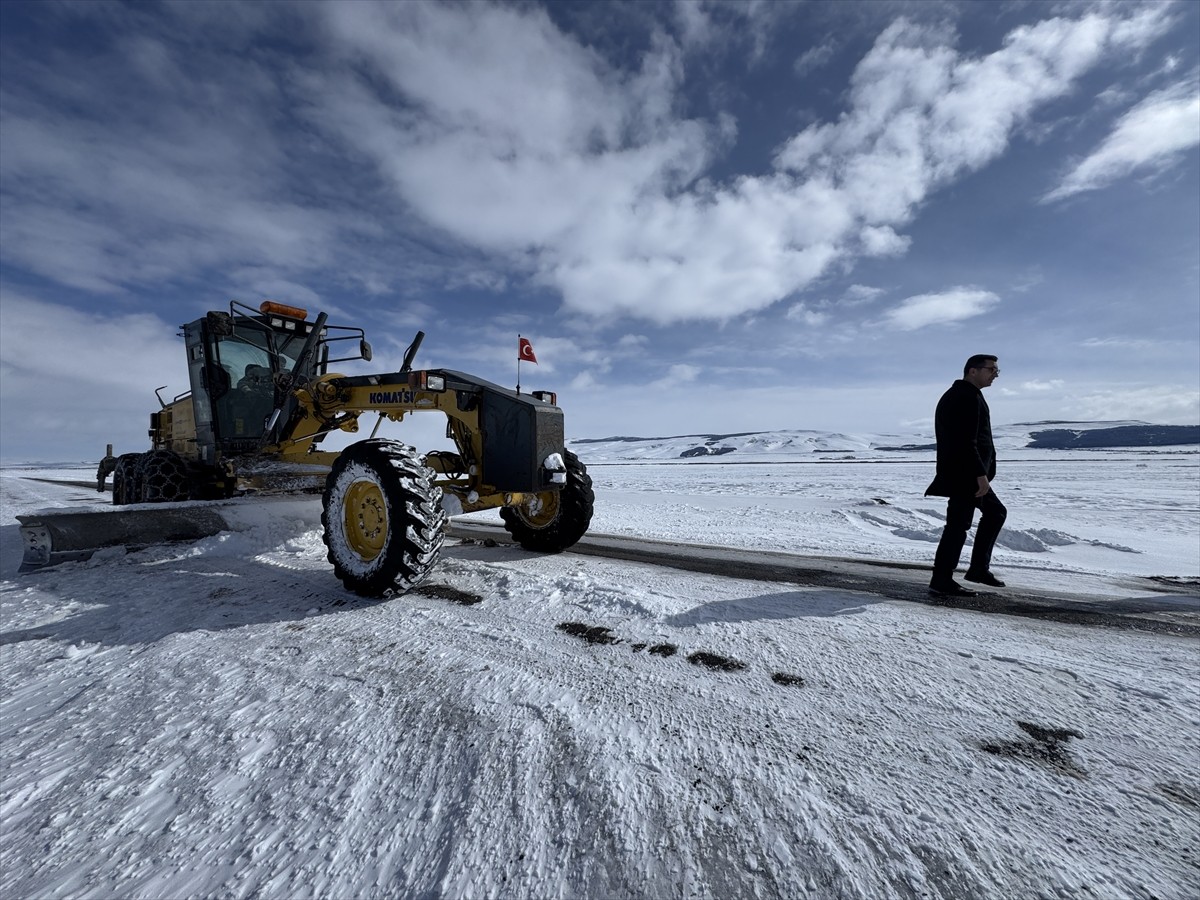 Ardahan'da ulaşıma kapalı bulunan köy yollarında karla mücadele çalışmalarına başlandı.